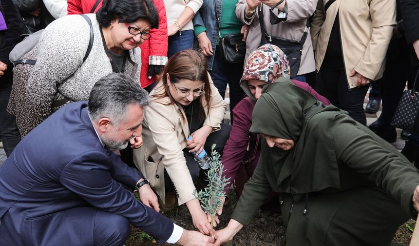 CHP Bayraklı, kadınlar anısına fidan dikti