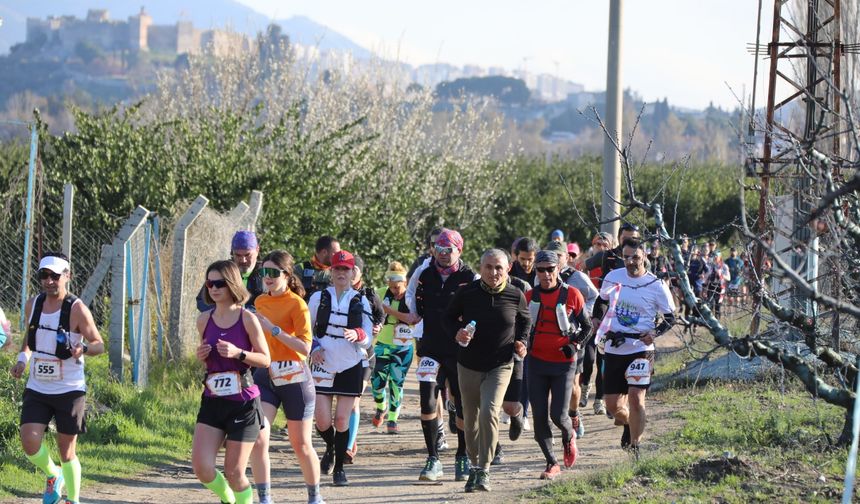 Dünya mirasını koşarak keşfeden sporculardan deprem bölgesine anlamlı bağış