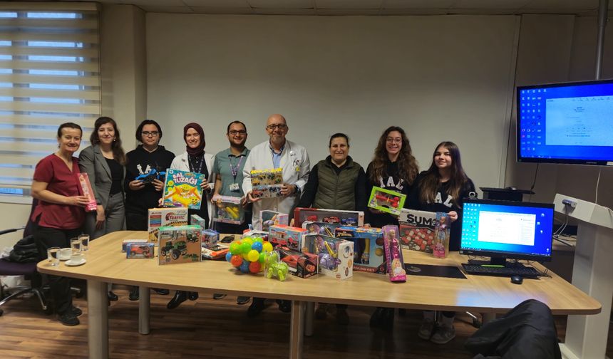 Oyuncaklarla tedavi gören çocukların yüzünü güldürdüler