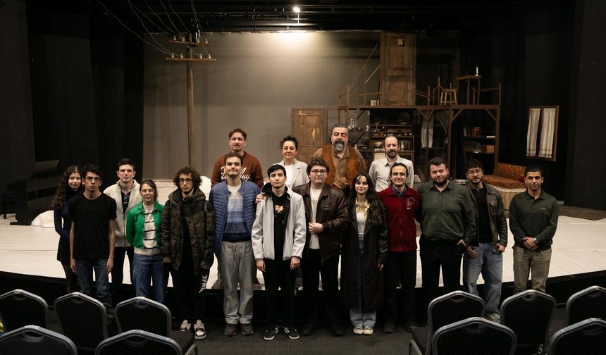 İzmir Şehir Tiyatroları, Sahnede Gençlerle Buluştu