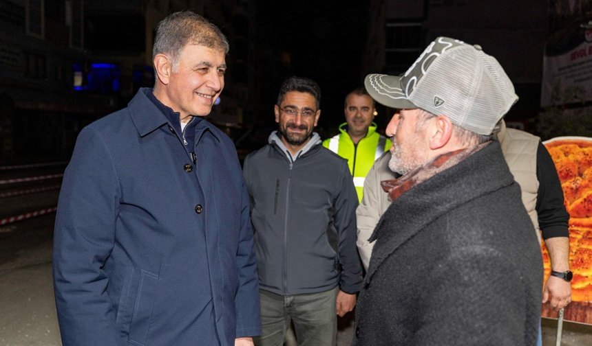 Başkan Tugay yol emekçileriyle gece mesaisinde buluştu