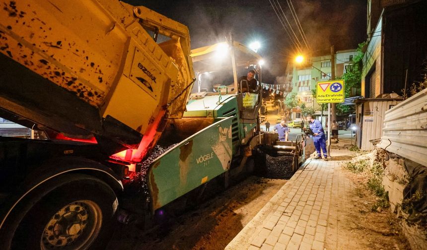 Toros Caddesi’nde gece asfalt mesaisi