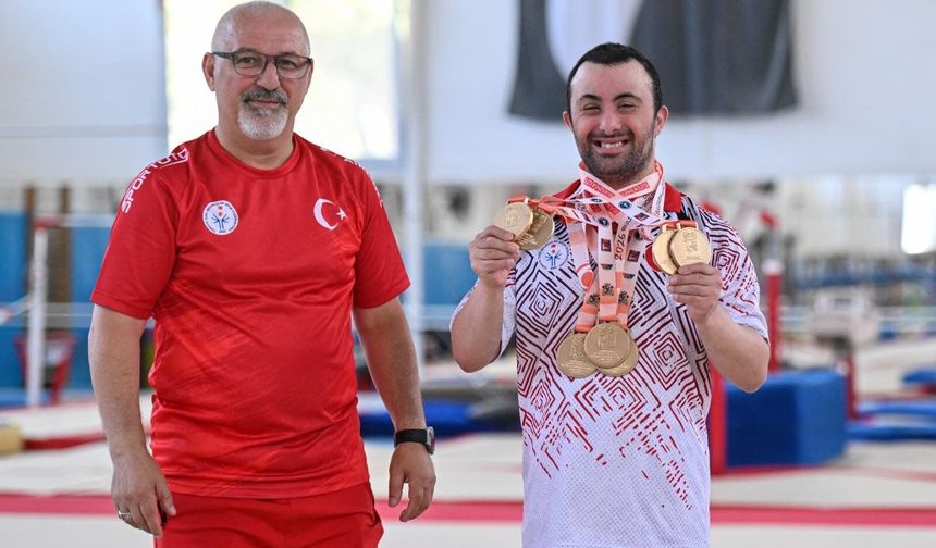 İstiklal Marşı’nı yedi kez okuttu, Türkiye’nin gururu oldu