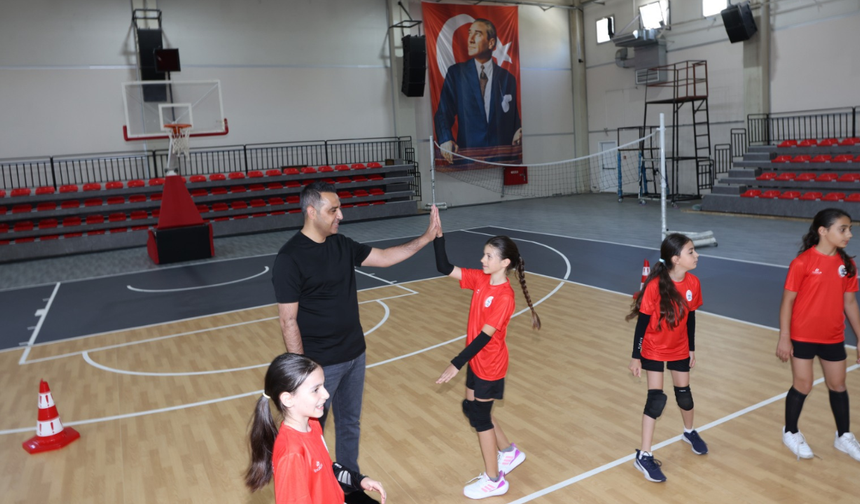 Çiğli Atatürk Kapalı Spor Salonu Yenilenen Yüzüyle Sporculara Kapılarını Açtı