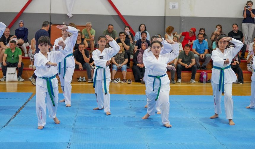 Gaziemirli taekwondocular yeni kuşak için yeteneklerini sergiledi