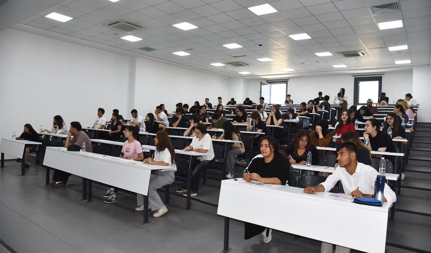 Menemen’de YKS öncesi prova üniversite amfisinde