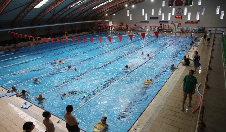 Karşıyaka’da yüzme zamanı: Yaz tatili havuz keyfiyle taçlanıyor