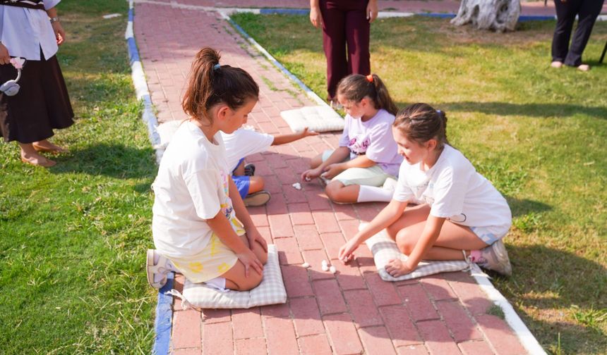 Seferihisar Belediyesi, çocukları geçmişin sokak oyunlarıyla buluşturdu.