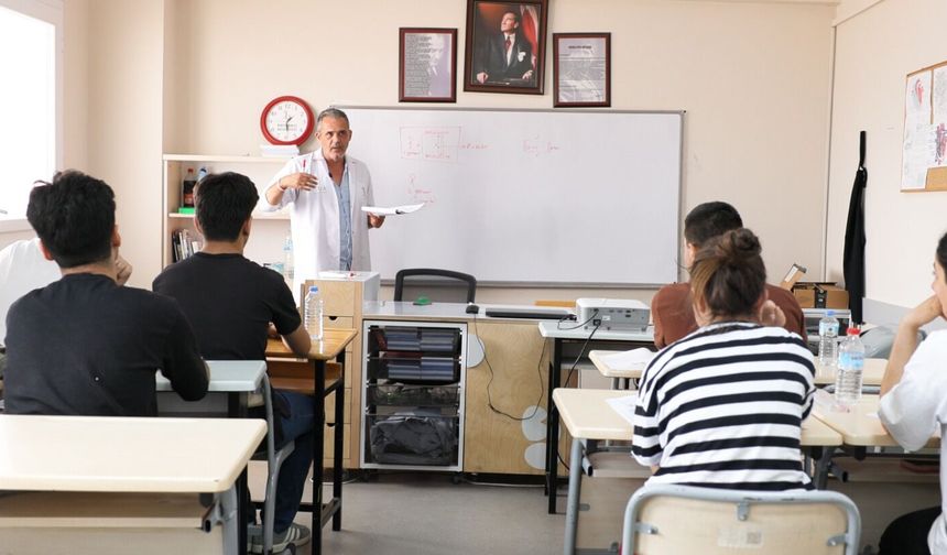 BAYRAKLI’DA EĞİTİME ANAOKULUNDAN ÜNİVERSİTEYE KADAR DESTEK