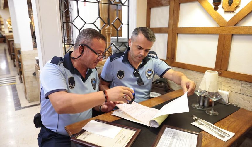 Konak’ta işgale geçit yok:  Alsancak’ta gece denetimi yapıldı