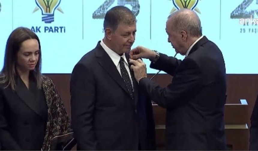 İZMİR’DE YENİ DÖNEM: CEMİL TUGAY AK PARTİ’YE KATILDI, ROZETİNİ CUMHURBAŞKANI RECEP TAYYİP ERDOĞAN TAKTI