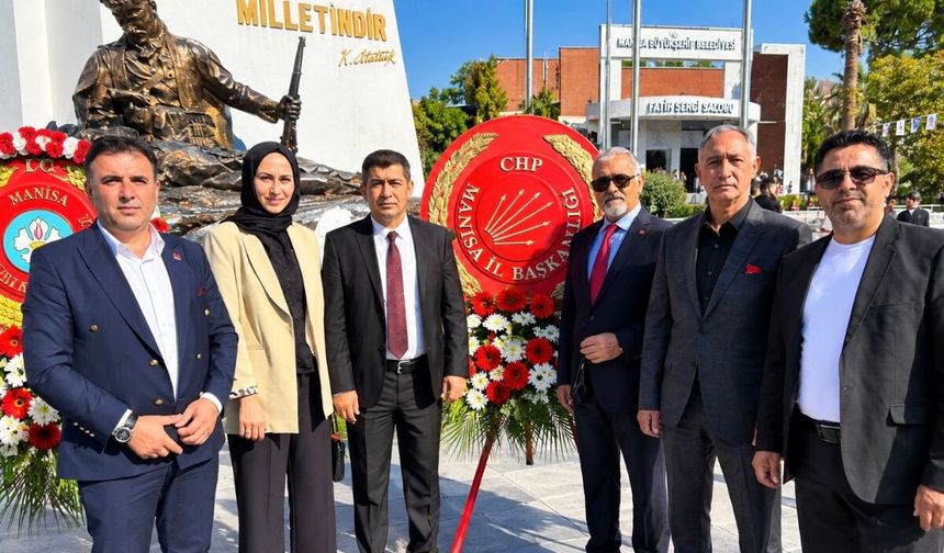CHP Manisa İl Başkanlığı’ndan Atatürk’e Anlamlı Çelenk Sunumu