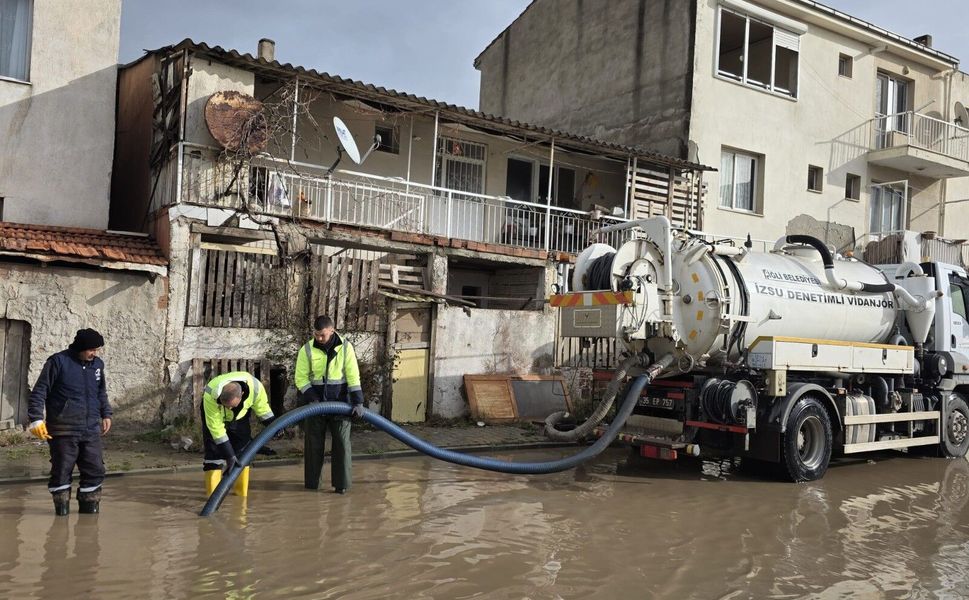 Çiğli Belediyesi Fırtına ve Sağanağa Karşı Seferber Oldu