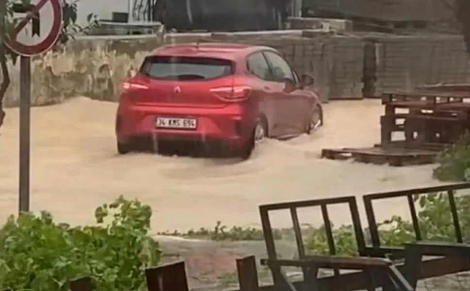 Çeşme’de Sağanak Yağış Hayatı Olumsuz Etkiledi