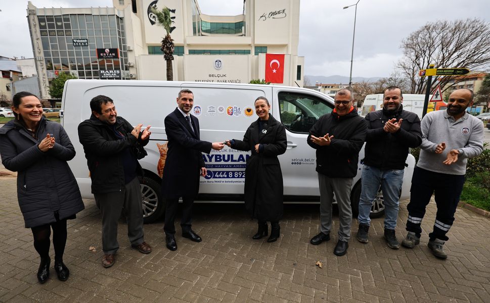 Efes Selçuk Belediyesi’ne Hayvan Ambulansı Bağışı