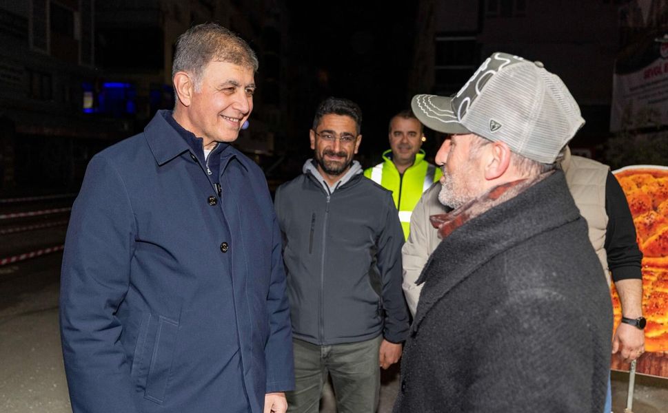 Başkan Tugay yol emekçileriyle gece mesaisinde buluştu