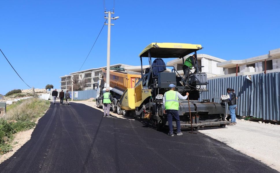 Çeşme’nin yolları yaza hazırlanıyor