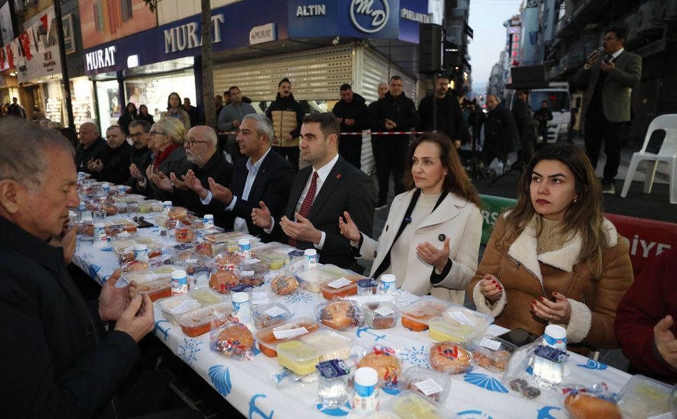 Karşıyaka Çarşı’ya dev sofra: 5 bin kişi iftarda buluştu!