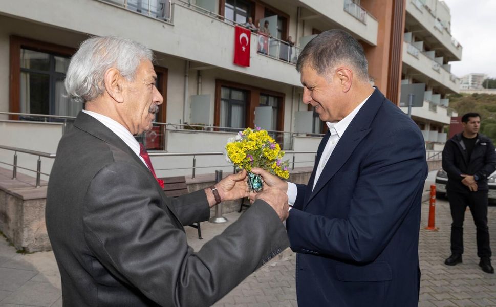 Başkan Tugay huzurevi sakinleriyle bayramlaştı