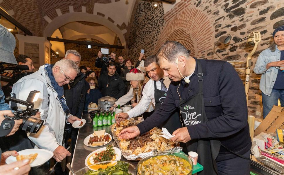 Başkan Tugay Tire’de önlük giydi, mutfağa girdi, yemek yaptı