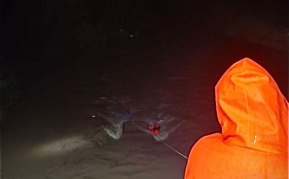 Menderes’te araç dereye uçtu, İzmir İtfaiyesi seferber oldu