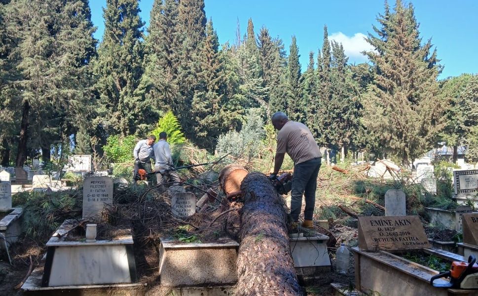 Fırtınadan etkilenen mezarlıklara hızlı müdahale