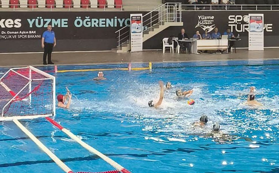 İzmir Büyükşehir Belediyesi sporcuları başarıdan başarıya koşuyor