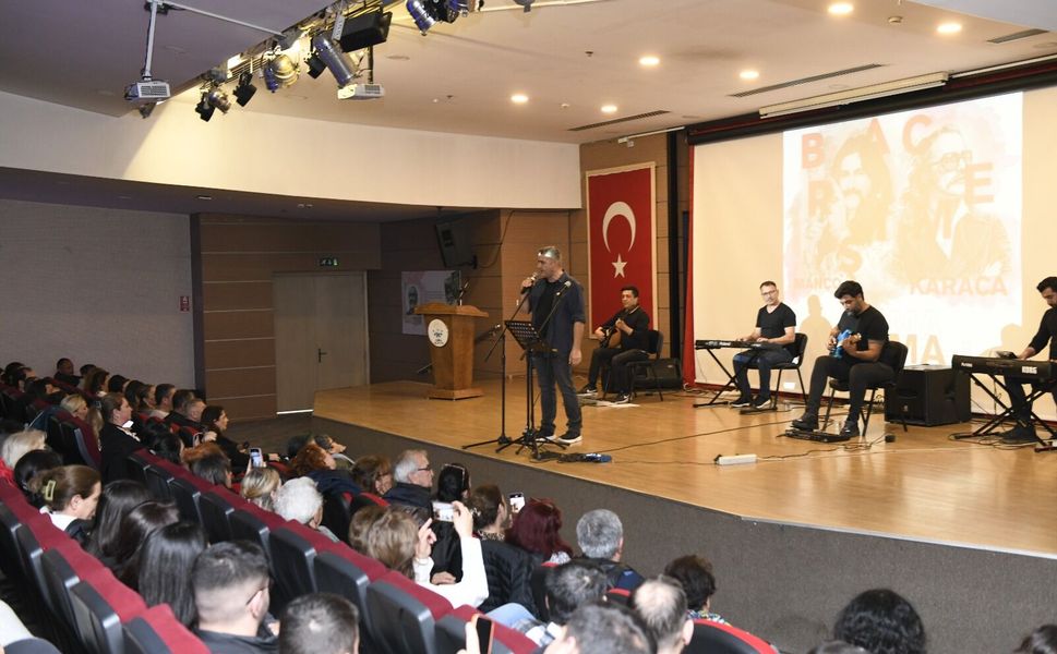 Çiğli’de Anadolu Rock Rüzgarı: Barış Manço ve Cem Karaca Şarkılarıyla Anıldı