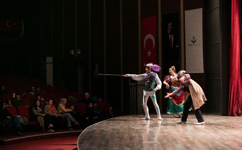 “Don Kişot” minik izleyicileri büyüledi