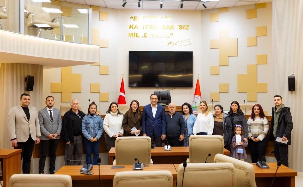 BAŞKAN YİĞİT,  YENİ EVLENEN ÇİFTLERE   DESTEK KARTLARINI TESLİM ETTİ