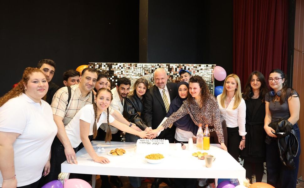 Menemenli oyuncular sahnede yıldızlaştı