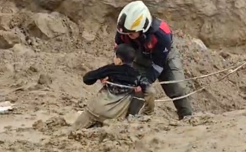 Torbalı'da çamura saplanan iki çocuğu itfaiye kurtardı