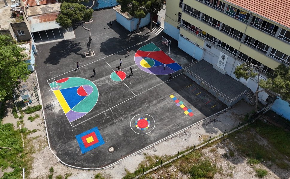 Konak’ta ‘renkli dokunuş’ okul bahçelerine de geldi