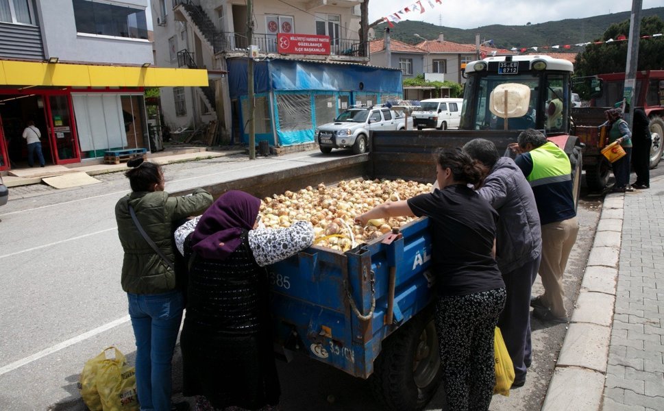 Güzelbahçe Belediyesi’nden Vatandaşa Ücretsiz Patates ve Soğan Desteği
