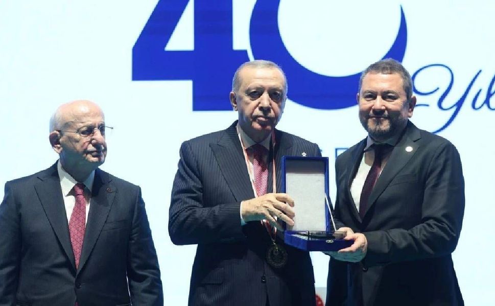 CUMHURBAŞKANI ERDOĞAN’DAN PLAKET ALAN İŞ İNSANI NAZIM TORBAOĞLU, AVOD SORUŞTURMASINDA TUTUKLANDI