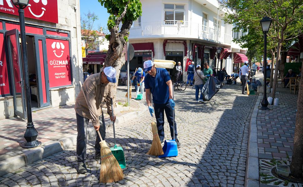 Güzelbahçe’de Bayram Öncesi Büyük Temizlik Seferberliği