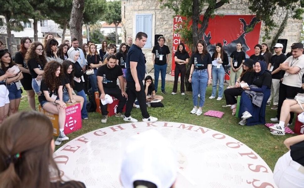 Tasarımcılar Çeşme’de ikinci kez gençlerle buluştu