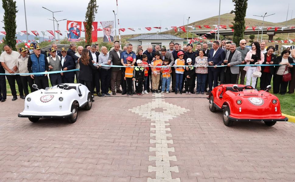 Menemen'de çocuklar için trafik eğitim parkuru açıldı
