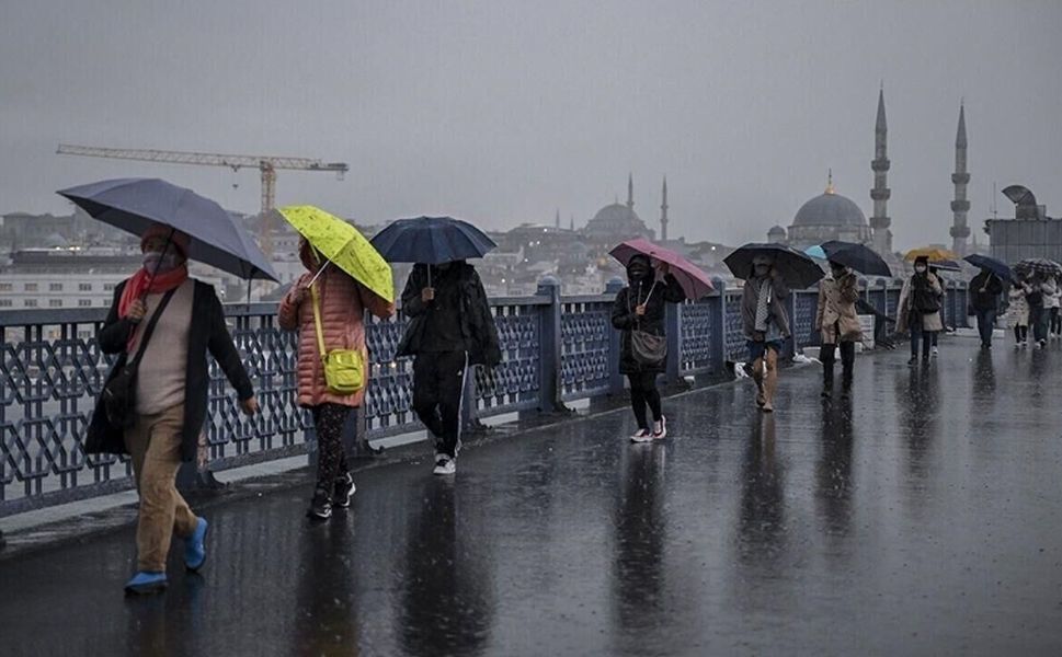 İSTANBUL İÇİN YAĞIŞ UYARISI: SICAKLIKLAR DÜŞÜYOR