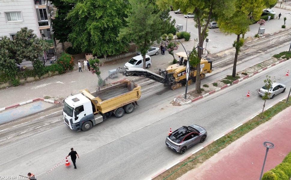 Başkan Tugay asfalt çalışmalarını yerinde inceledi
