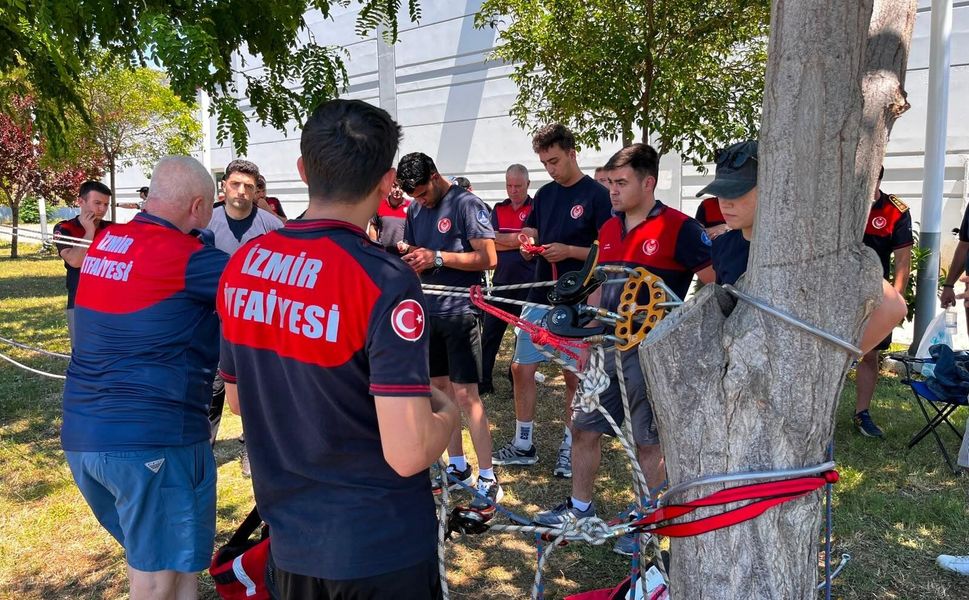 İtfaiyeciler arama kurtarma kampında bir araya geldi
