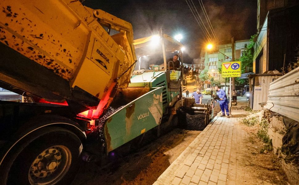 Toros Caddesi’nde gece asfalt mesaisi