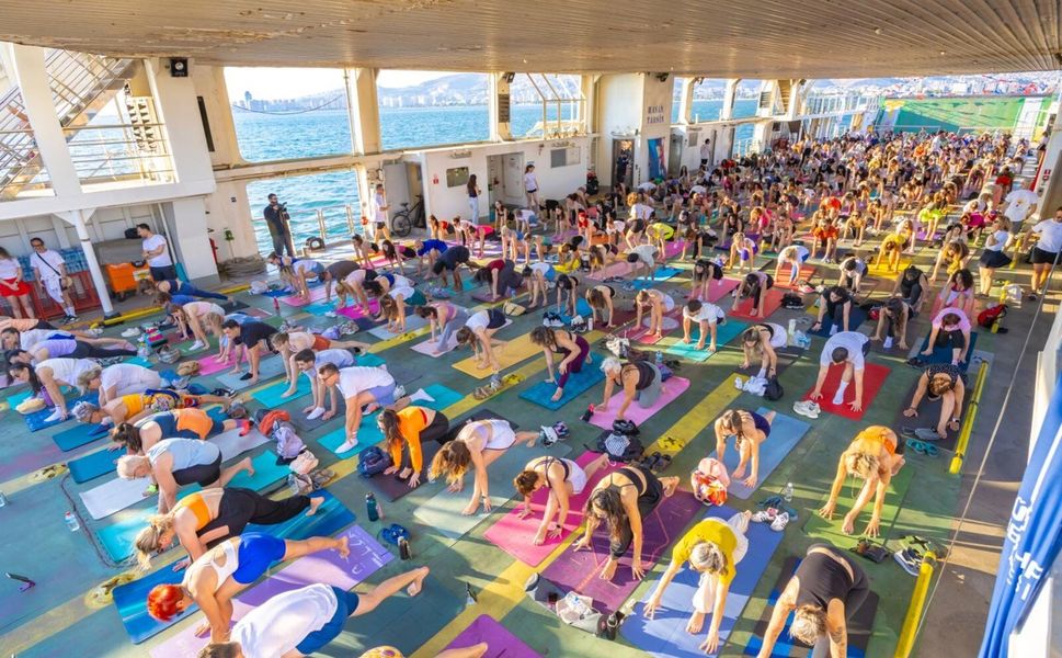 Körfez’in mavisinde 400 kişilik yoga buluşması