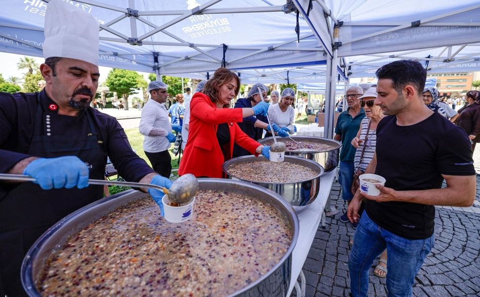 İzmir'de muharrem ayı aşureyle taçlandı