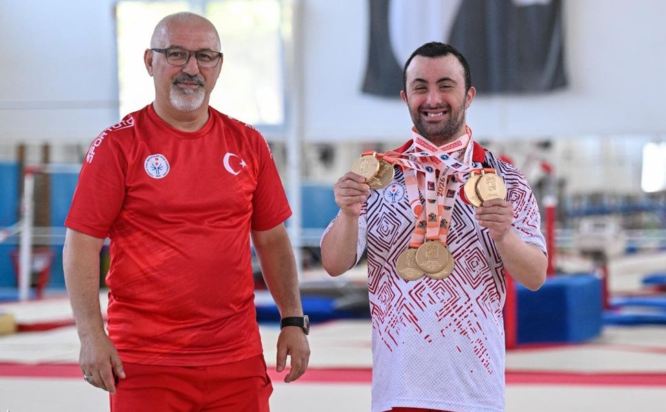 İstiklal Marşı’nı yedi kez okuttu, Türkiye’nin gururu oldu