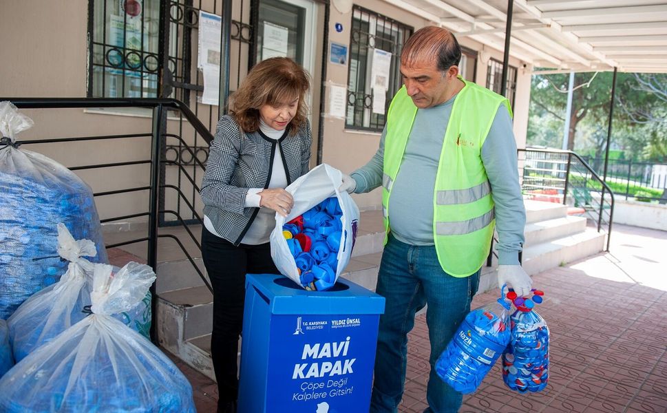 Karşıyaka’da mavi kapak seferberliği: 1 ton kapak toplandı, 3 tekerlekli sandalyeye ulaşıldı