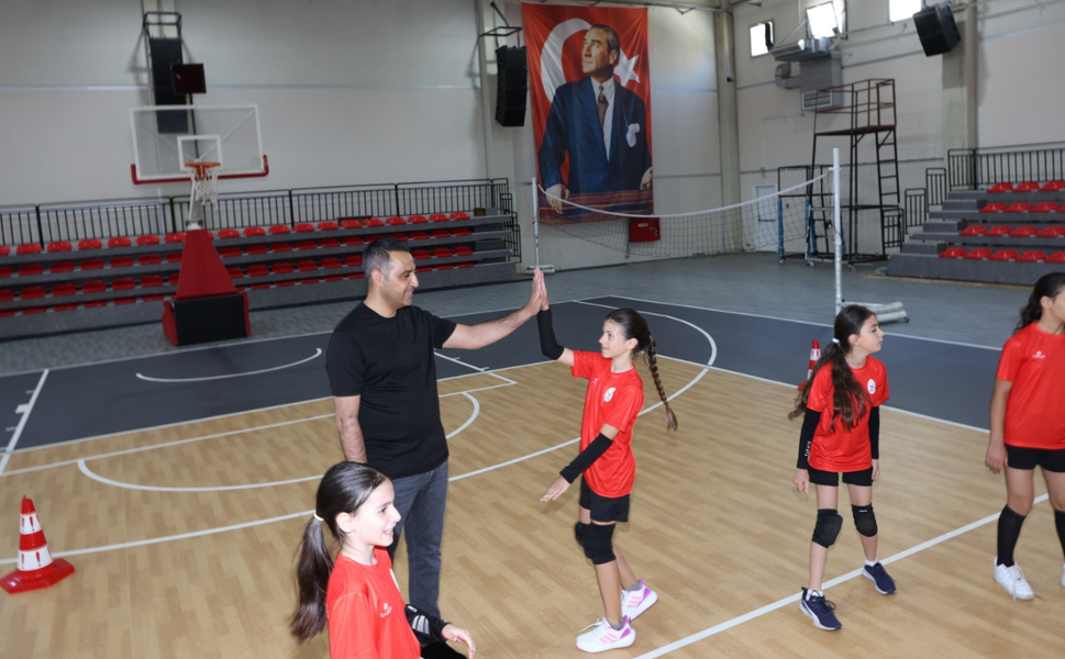 Çiğli Atatürk Kapalı Spor Salonu Yenilenen Yüzüyle Sporculara Kapılarını Açtı