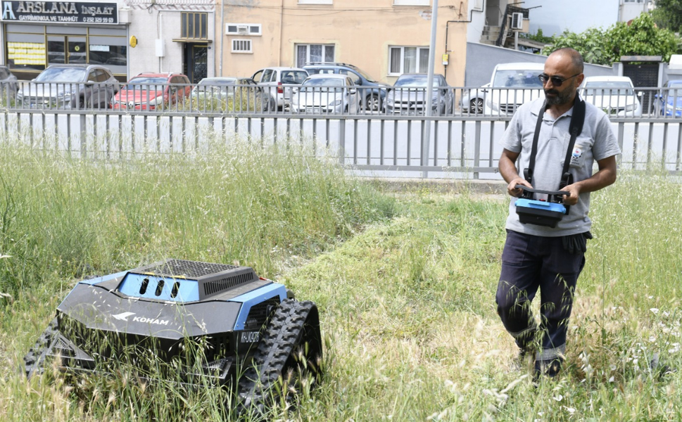Çiğli’de temizlikte yeni dönem: Ot biçme robotu devrede