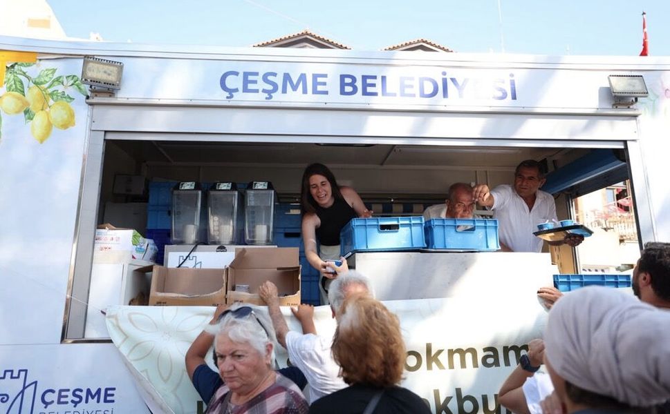 Çeşme'de aşure lokması paylaşıldı
