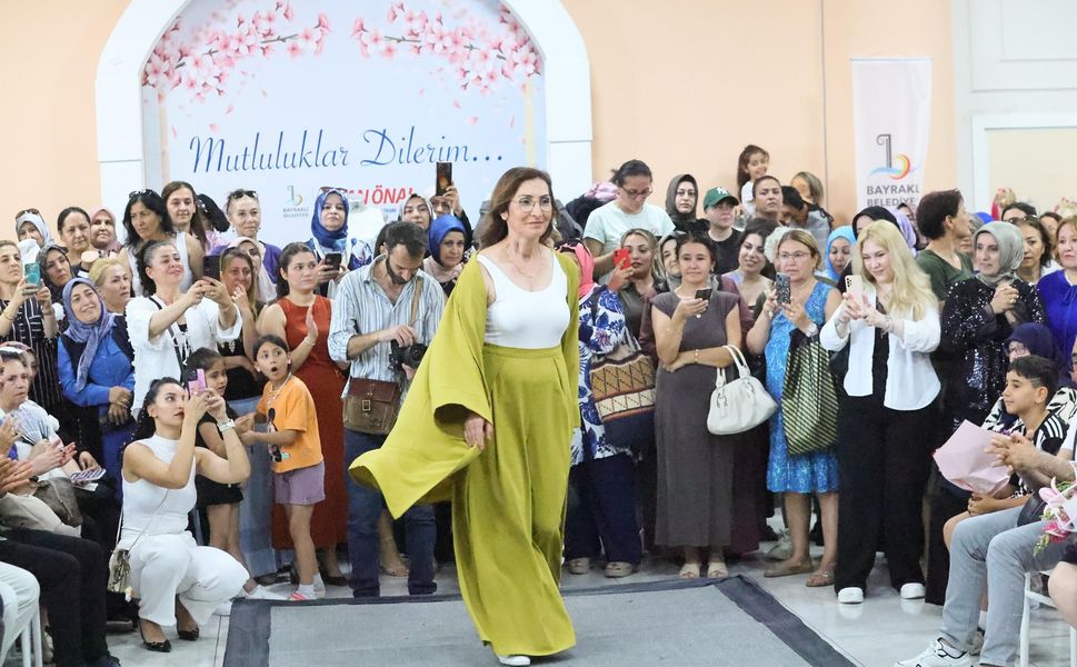 BAYRAKLI’NIN ÜRETEN KADINLARI ESERLERİNİ SERGİLEDİ